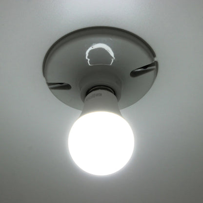 Foco LED de luz blanca fría encendido, montado en plafón de techo gris claro