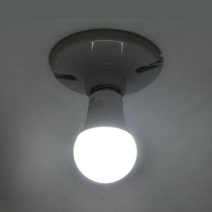 Foco LED blanco, encendido y montado en plafón de techo, que emite luz brillante.