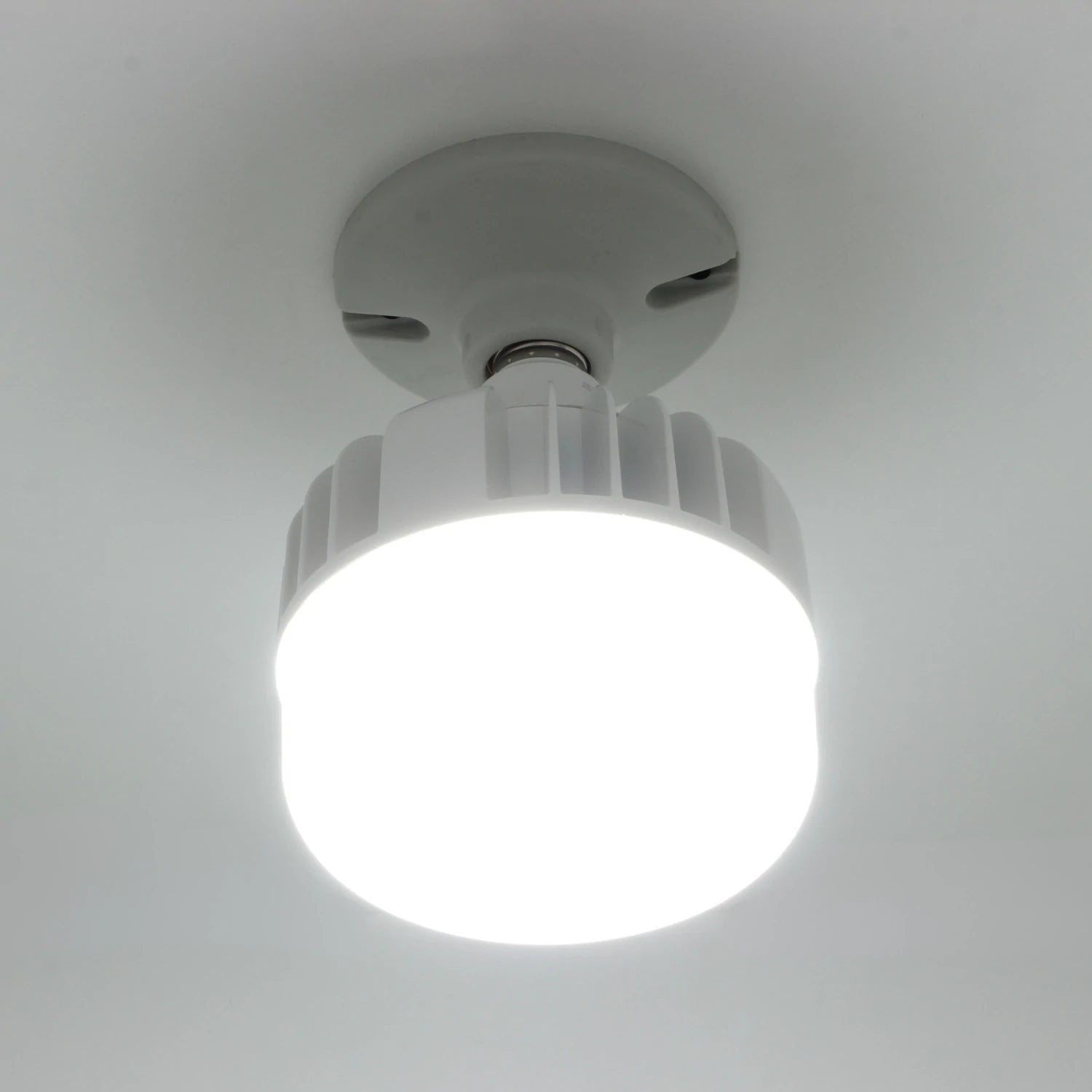Foco LED blanco de luz fría potente, montado en techo. Iluminación brillante y eficiente para espacios amplios.