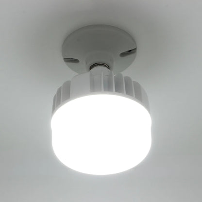 Foco LED blanco de luz fría potente, montado en techo. Iluminación brillante y eficiente para espacios amplios.