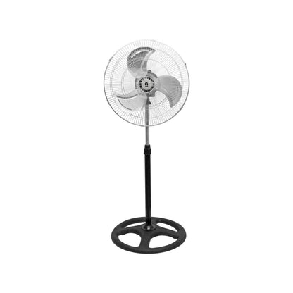 Ventilador de pedestal metálico con 3 aspas plateadas, rejilla protectora y base de pie negra, para hogar u oficina.