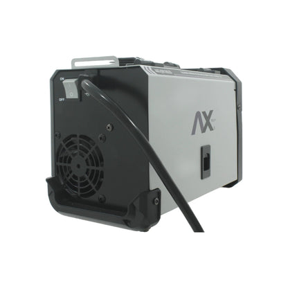 Soldadora inversora Axtech AXT-EM120LED gris y negra vista lateral. Equipo portátil con botón ON/OFF y ventilador.