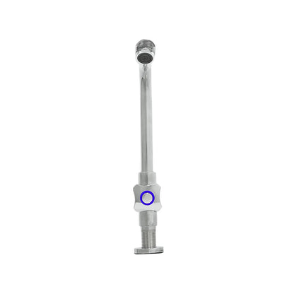 Grifo de lavabo cuello alto acabado cromado con detalle azul en manija para instalación en encimera.