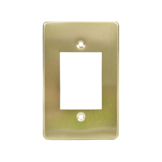 Fabricada en aluminio.,Placa de 3 ventana acabado dorado.,Chasis de plástico.,Incluye tornillos.,Para apagadores tipo italiano.