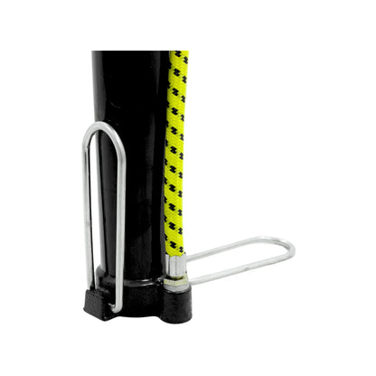 Inflador de pie manual negro con manguera trenzada amarilla y pedal metálico para inflar llantas de bicicleta.