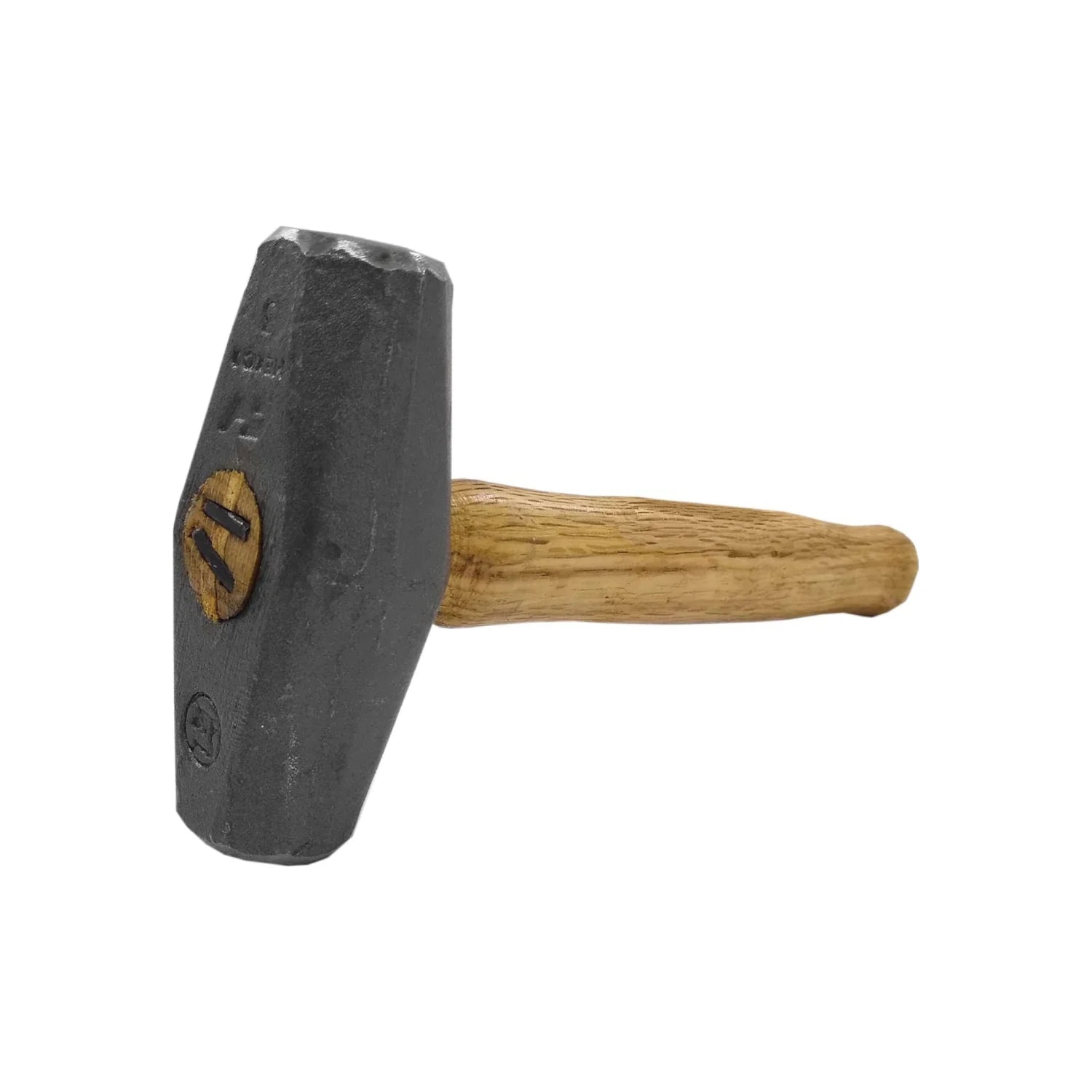 Marro de 3 libras con cabeza de acero forjado gris oscuro y mango de madera resistente.