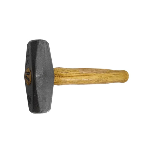 Peso: 3 lb (1.3 kg).,Doble tratamiento térmico en acero de 1045,Uña de acero para sujeción del mango con la cabeza.,Mango de madera de fresno barnizado.