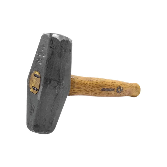 Peso: 4 lb (1.8 kg).,acero SAE 1045,Doble tratamiento térmico.,Mango de madera.