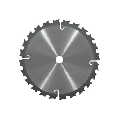Disco de sierra circular de metal con dientes afilados y ranuras, para cortes precisos en madera y otros materiales.