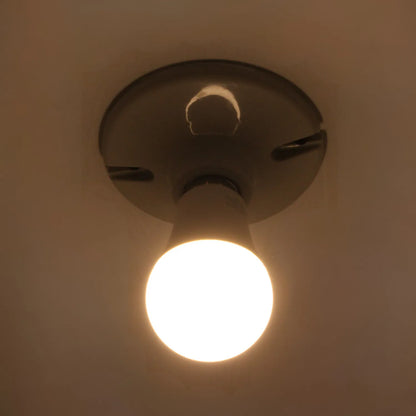 Plafón cerámico blanco de superficie con foco LED de luz cálida encendido para iluminación de techo