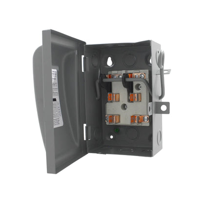 Interruptor de seguridad bifásico gris con gabinete metálico abierto y contactos de cobre para fusibles.