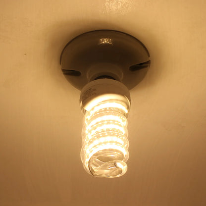 Bombilla ahorradora tipo espiral luz cálida encendida en portalámparas de techo para iluminación de interiores