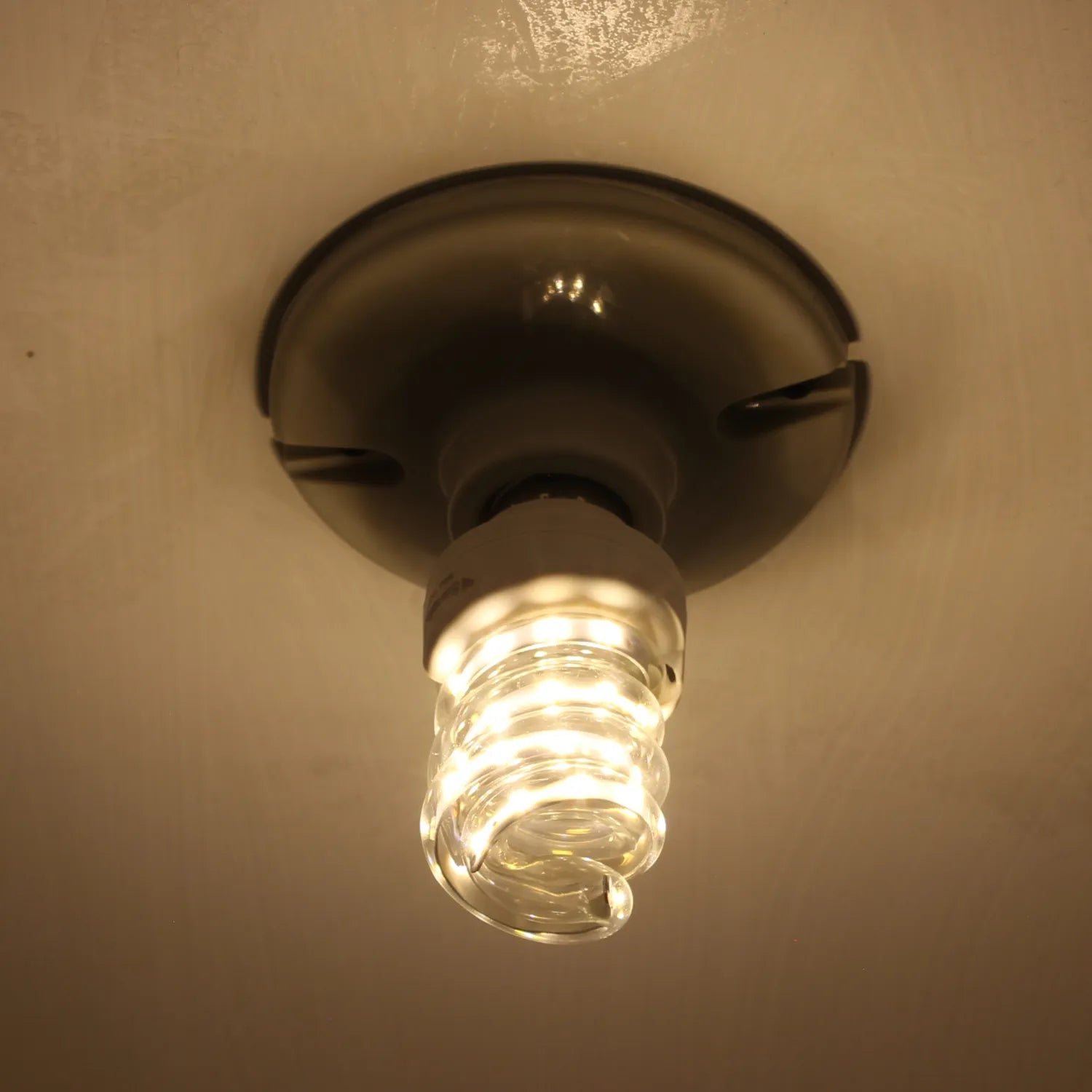 Bombilla LED espiral de luz cálida en plafón cerámico blanco para techo e iluminación de interiores