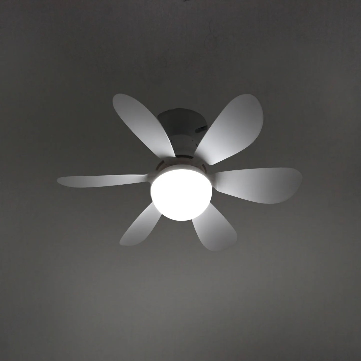 Ventilador de techo blanco con 6 aspas y luz LED integrada para el hogar