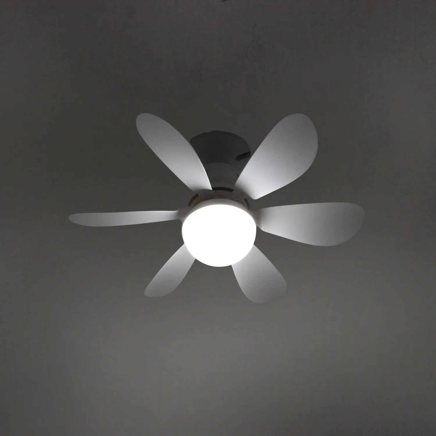 Ventilador de techo blanco con 6 aspas y luz LED integrada para el hogar