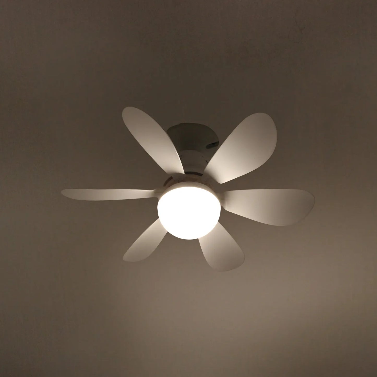 Ventilador de techo blanco con 5 aspas y luz central para refrescar e iluminar espacios interiores