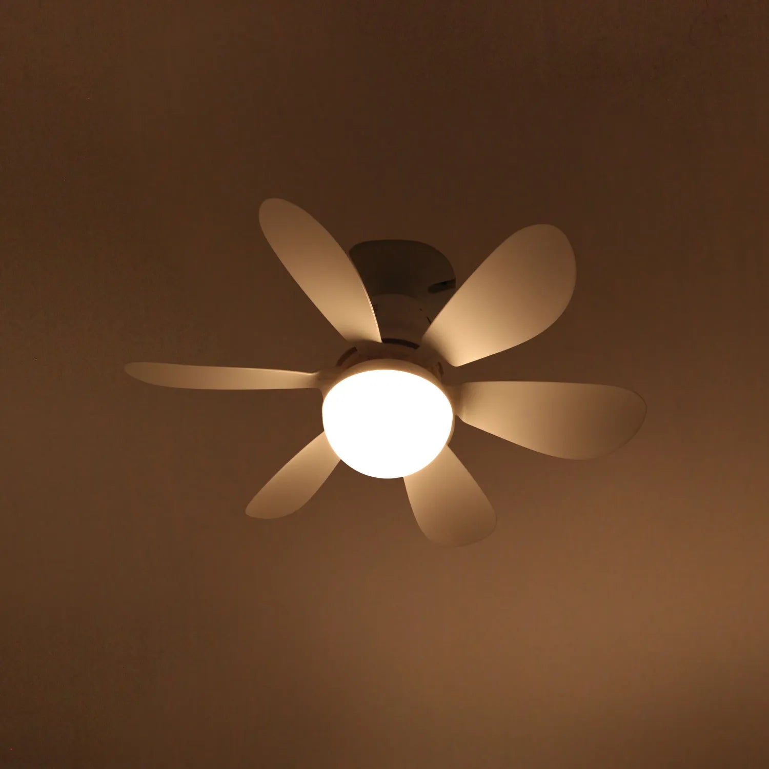 Ventilador de techo con 6 aspas blancas y lámpara integrada de luz cálida, estilo moderno