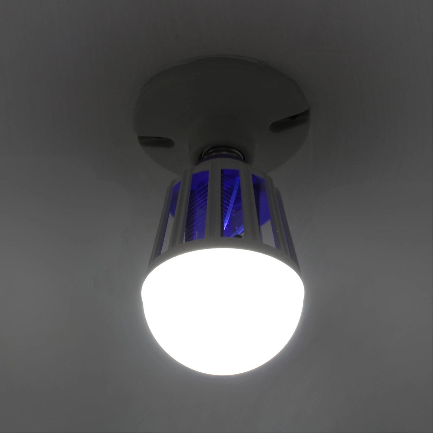Foco LED blanco mata insectos con luz azul ultravioleta, instalado en techo, elimina mosquitos y moscas.