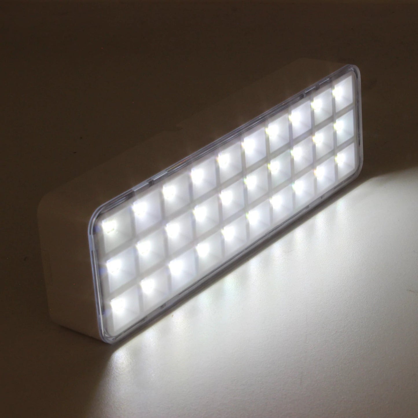 Lámpara de emergencia recargable con 30 luces LED, cuerpo blanco, iluminación potente