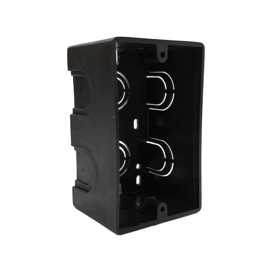 Fabricada en polipropileno.,Entrada de 1/2" (12.7 mm) y 3/4" (19 mm).,anticorrosiva.,Ideal para lugares con alta humedad.,Caja negra 2"x4" (51x102 mm) empotrable de plástico.