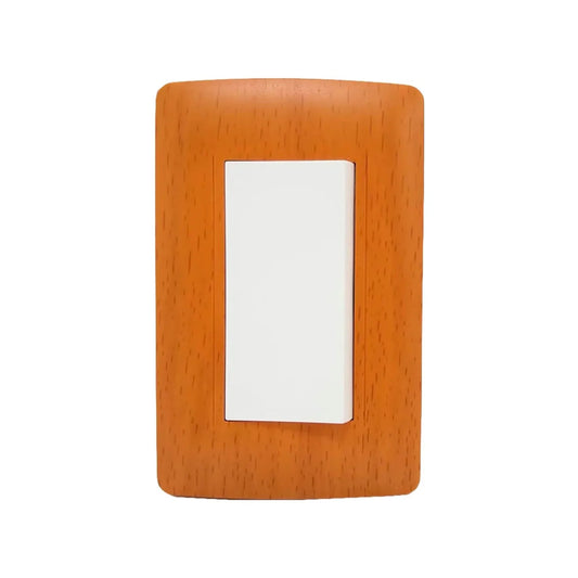 Placa para un apagador de luz con acabado efecto madera toscana y un interruptor blanco