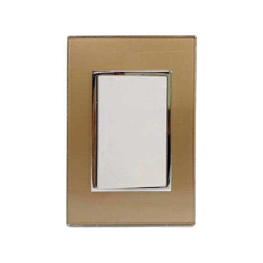 Placa de apagador de luz dorada de cristal con un interruptor blanco y marco cromado