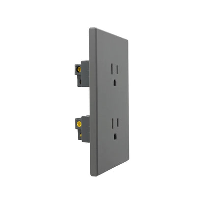 Tomacorriente doble gris de diseño minimalista plano con terminales de conexión para instalaciones eléctricas modernas