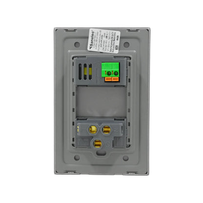 Vista trasera contacto aterrizado Sanelec con USB y terminales de conexión para instalación eléctrica de pared gris.