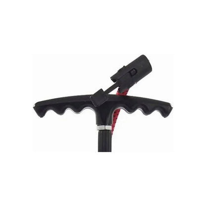 Mango ergonómico negro de bomba de mano con agarre ondulado y conector de válvula.
