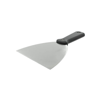 Espátula metálica 5" con mango de plástico negro, ideal para aplicar masilla, remover pintura y resanar superficies.