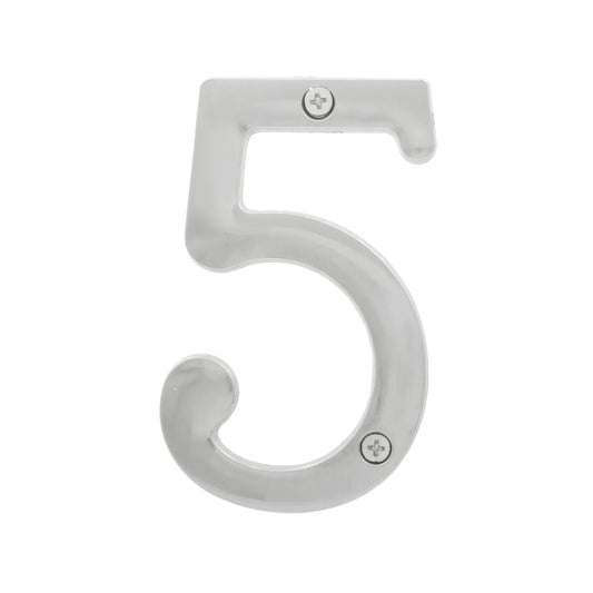Dígito de dirección 5 de metal con acabado cromado brillante, incluye tornillos para montaje en puertas y fachadas.
